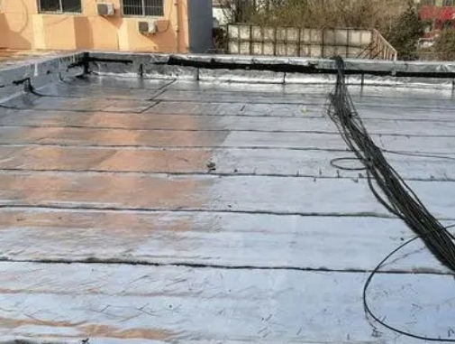 邹平卫生间漏水维修公司分享下邹平屋面楼顶防水刚性防水层施工要点。
